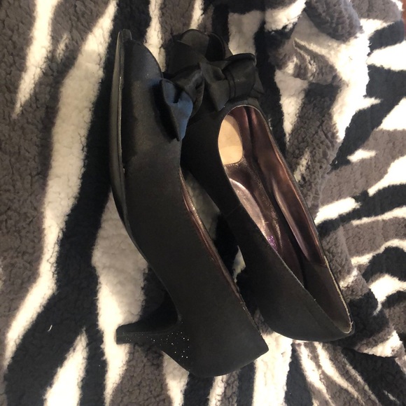 Bouquets Satin Pep Toe Heels. - Picture 2 of 2